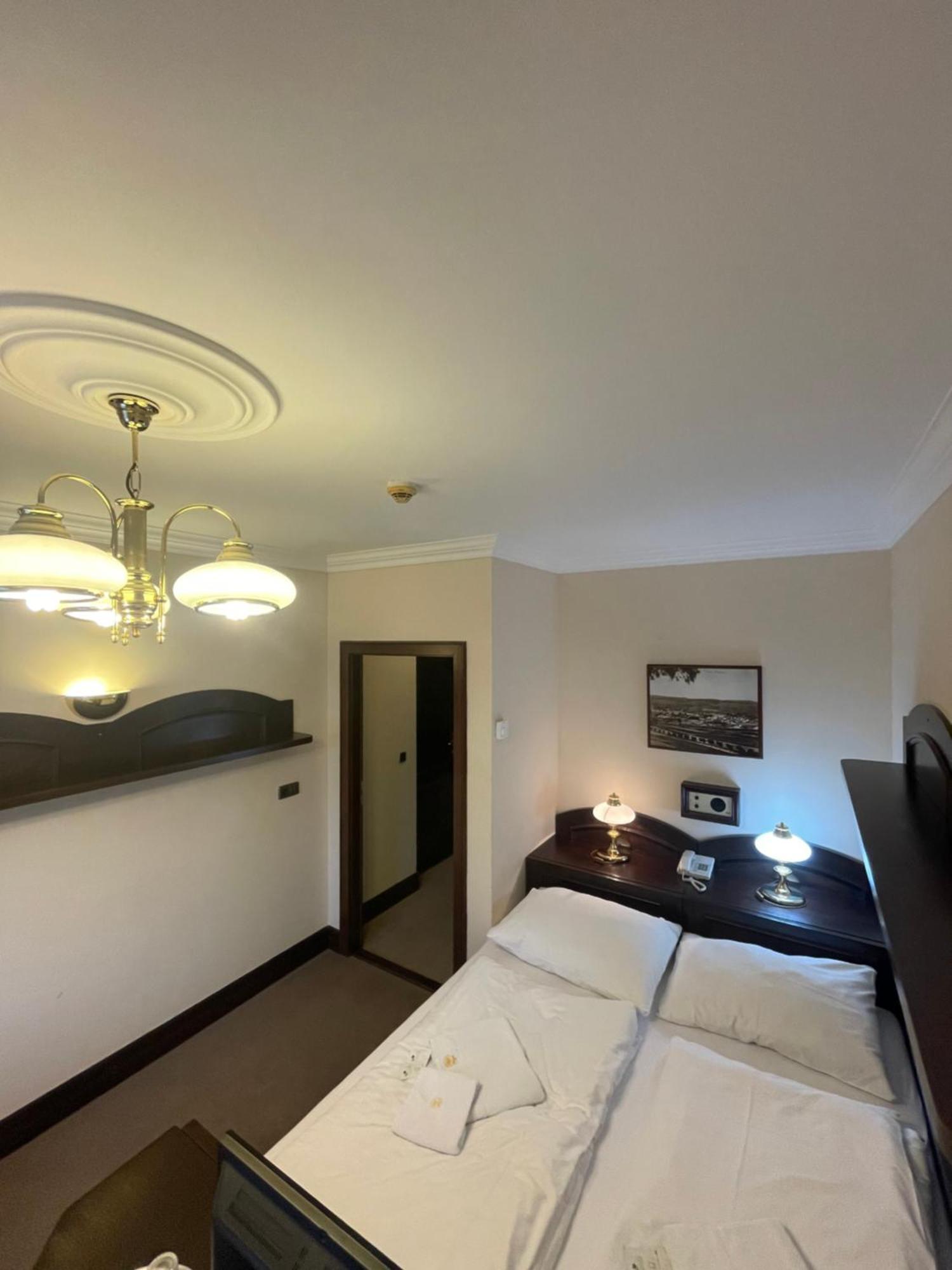 Hotel Bravo Ceska Trebova Esterno foto